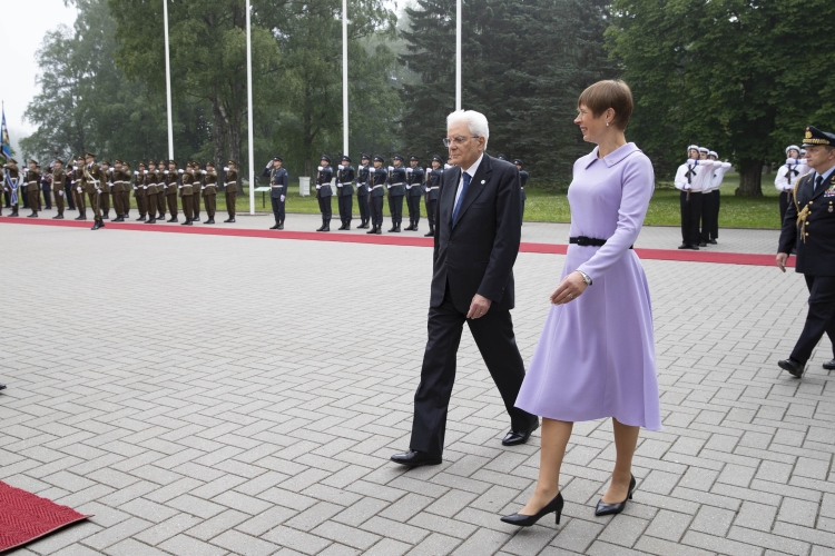 Il Presidente Sergio Mattarella con la Presidente della Repubblica di Estonia, Kersti Kaljulaid, durante gli onori militari.
