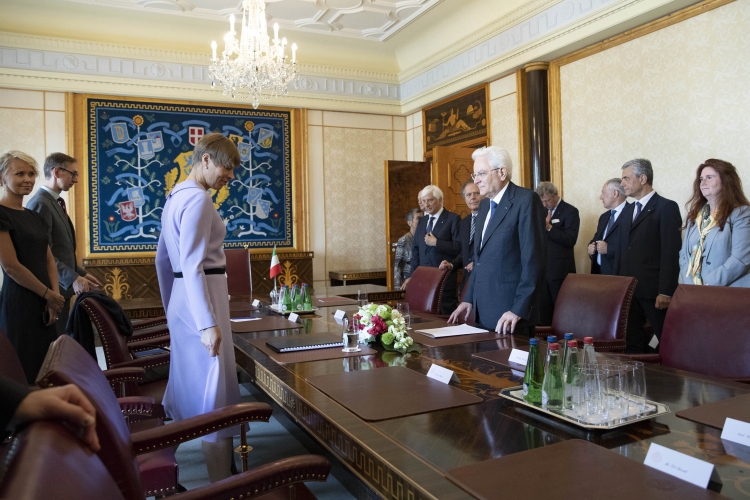 Il Presidente Sergio Mattarella e la Presidente della Repubblica di Estonia, Kersti Kaljulaid, durante i colloqui con le rispettive delegazioni