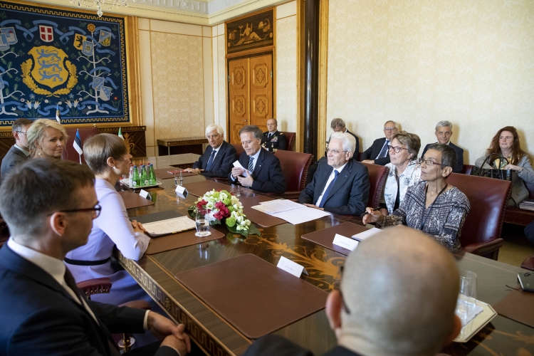 Il Presidente Sergio Mattarella con la Presidente della Repubblica di Estonia, Kersti Kaljulaid, durante i colloqui con le rispettive delegazioni