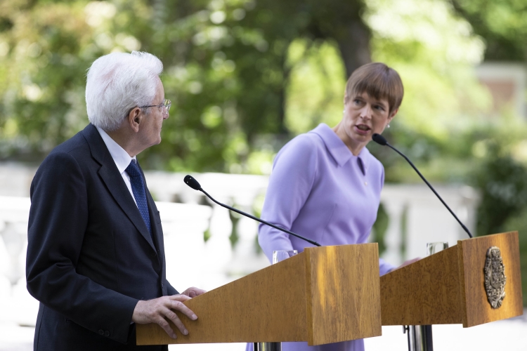 Il Presidente Sergio Mattarella con la Presidente della Repubblica di Estonia, Kersti Kaljulaid, durante le dichiarazioni alla stampa