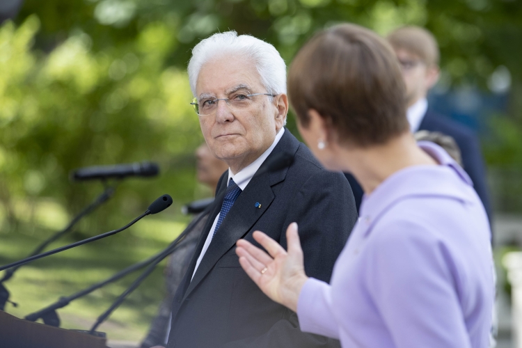 Il Presidente Sergio Mattarella con la Presidente della Repubblica di Estonia, Kersti Kaljulaid, durante le dichiarazioni alla stampa