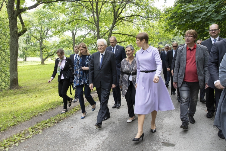 Il Presidente Sergio Mattarella con la Presidente della Repubblica di Estonia, Kersti Kaljulaid, in occasione della cerimonia di piantumazione di una quercia in commemorazione della Visita di Stato