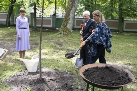 Il Presidente Sergio Mattarella con la Presidente della Repubblica di Estonia, Kersti Kaljulaid, in occasione della cerimonia di piantumazione di una quercia in commemorazione della Visita di Stato