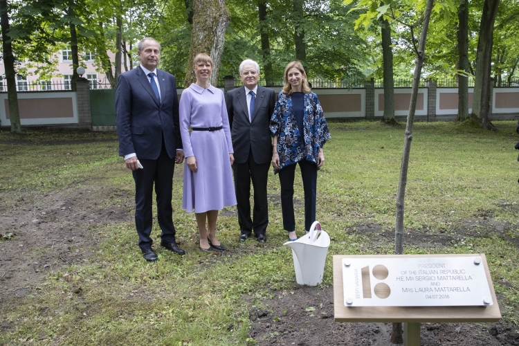 Il Presidente Sergio Mattarella, la Signora Laura con la Presidente della Repubblica di Estonia, Kersti Kaljulaid e Consorte in occasione della cerimonia di piantumazione di una quercia in commemorazione della Visita di Stato