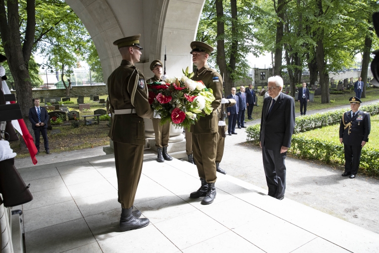Il Presidente Sergio Mattarella depone una corona al Cimitero delle Forze di Difesa 