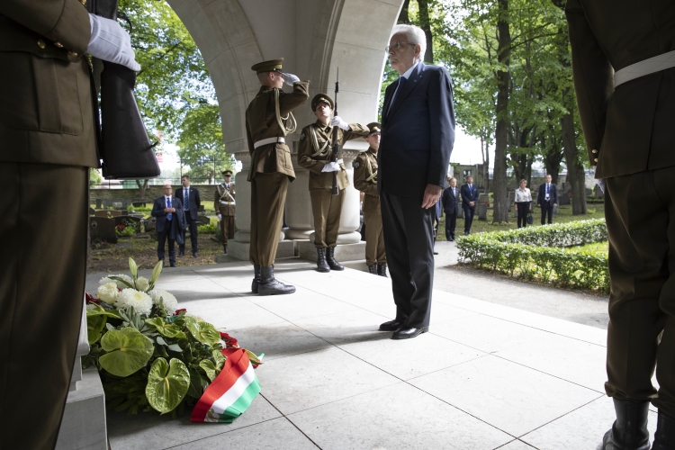 Il Presidente Sergio Mattarella depone una corona al Cimitero delle Forze di Difesa 