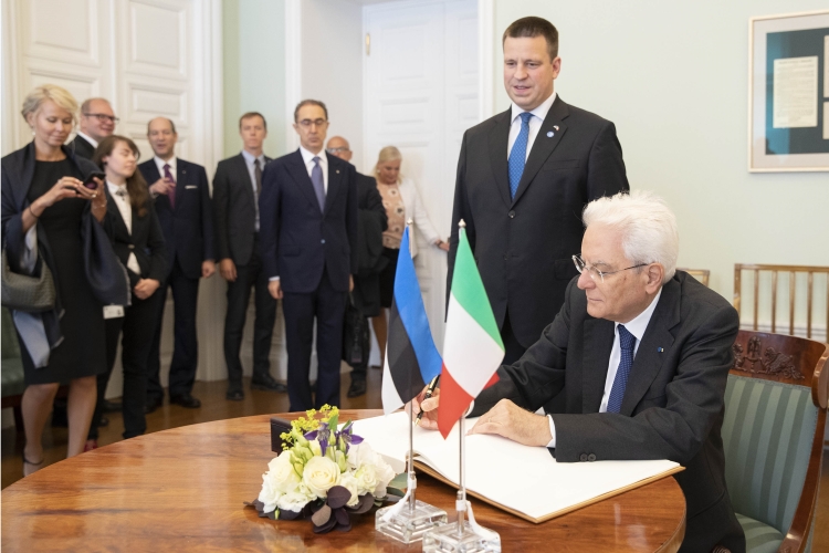 Il Presidente Sergio Mattarella con il  Primo Ministro della Repubblica di Estonia, Jüri Ratas al Palazzo Stenbock, sede del Governo