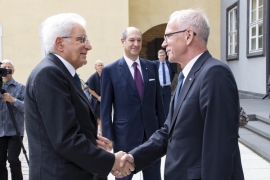 Il Presidente Sergio Mattarella accolto al Palazzo Riigikogu dal Presidente del Parlamento estone, Eiki Nestor