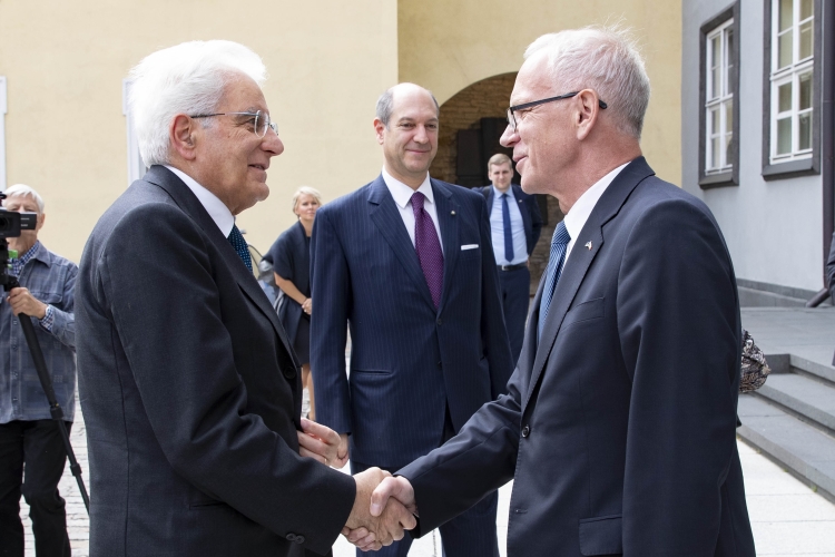 Il Presidente Sergio Mattarella accolto al Palazzo Riigikogu dal Presidente del Parlamento estone, Eiki Nestor