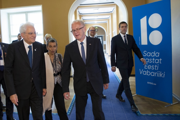 Il Presidente Sergio Mattarella, al Palazzo Riigikogu, con il Presidente del Parlamento estone, Eiki Nestor