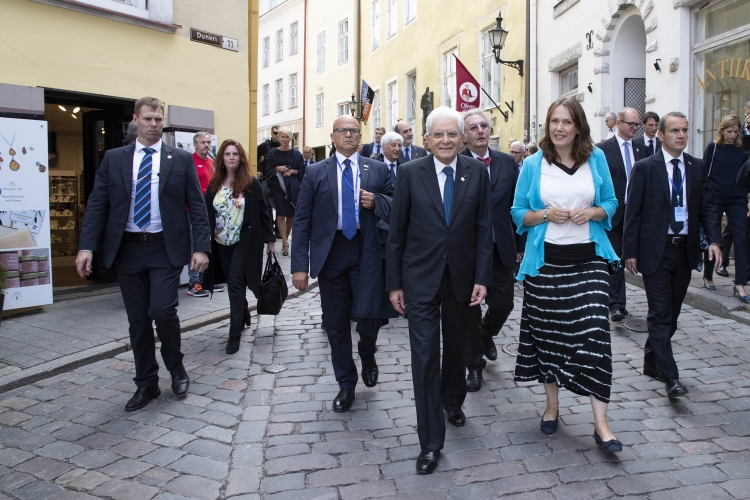 Il Presidente Sergio Mattarella visita il centro storico di Tallinn