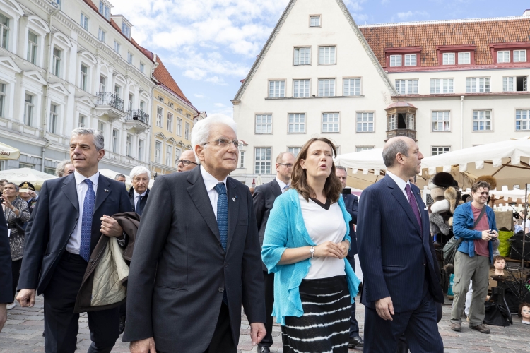 Il Presidente Sergio Mattarella visita il centro storico di Tallinn