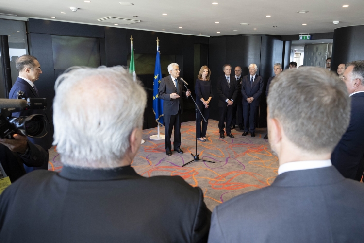 Il Presidente Sergio Mattarella con l'Ambasciatore d'Italia a Tallinn, Filippo Formica, incontrano una rappresentanza della collettività italiana e il personale dell'Ambasciata d'Italia 
