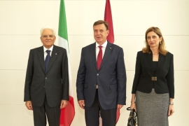 Il Presidente Sergio Mattarella e la Signora Laura con il Primo Ministro della Repubblica di Lettonia, Māris Kučinskis