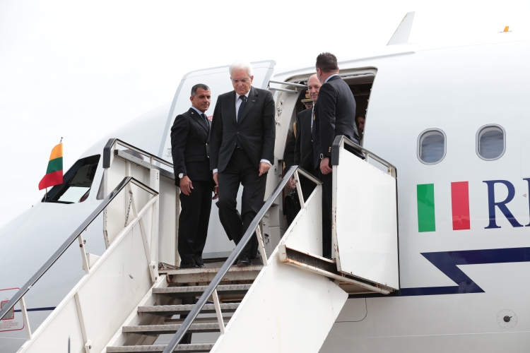 Il Presidente Sergio Mattarella al suo arrivo all'aeroporto di Vilnius in occasione della Visita di Stato nella Repubblica di Lituania