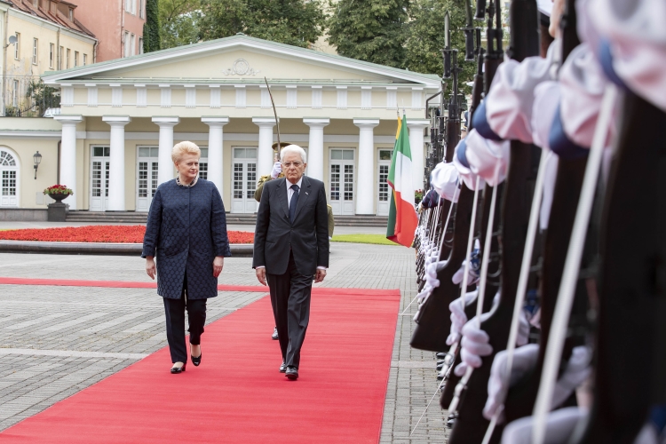Il Presidente Sergio Mattarella con la Presidente della Repubblica di Lituania, Dalia Grybauskaitė durante gli onori militari