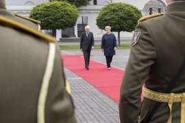 Il Presidente Sergio Mattarella con la Presidente della Repubblica di Lituania, Dalia Grybauskaitė durante gli onori militari