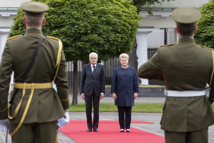 Il Presidente Sergio Mattarella con la Presidente della Repubblica di Lituania, Dalia Grybauskaitė durante gli onori militari