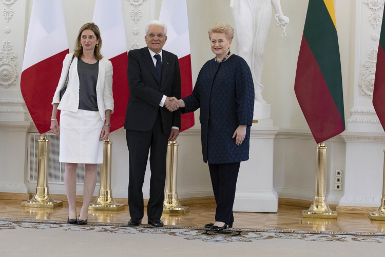 Il Presidente Sergio Mattarella, la Signora Laura e la Presidente della Repubblica di Lituania, Dalia Grybauskaitė al Palazzo Presidenziale