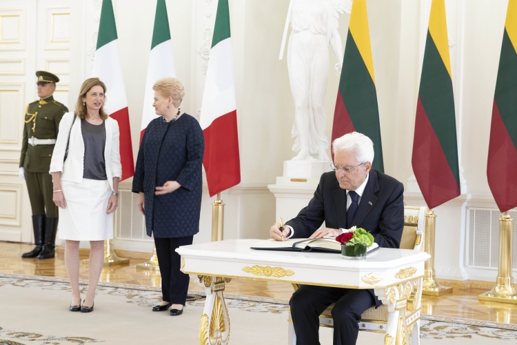 Il Presidente Sergio Mattarella firma il Libro d'Onore