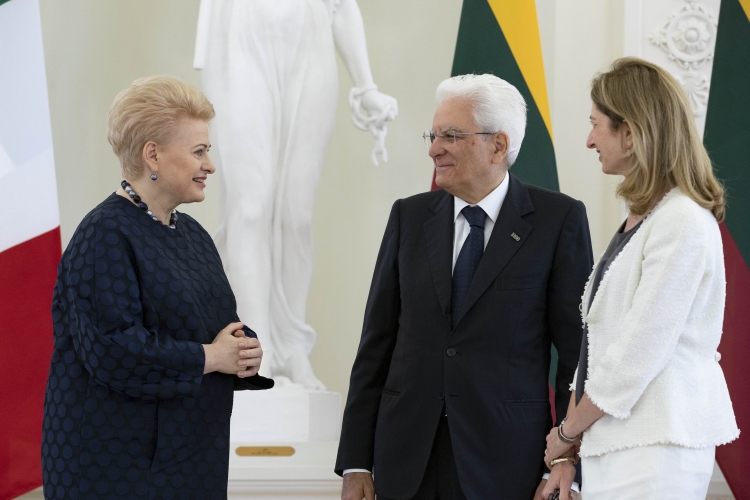 Il Presidente Sergio Mattarella, la Signora Laura e la Presidente della Repubblica di Lituania, Dalia Grybauskaitė al Palazzo Presidenziale