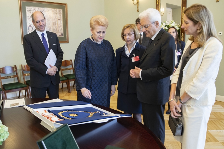 Il Presidente Sergio Mattarella con la Presidente della Repubblica di Lituania, Dalia Grybauskaitė durante lo scambio delle onorificenze al Palazzo Presidenziale