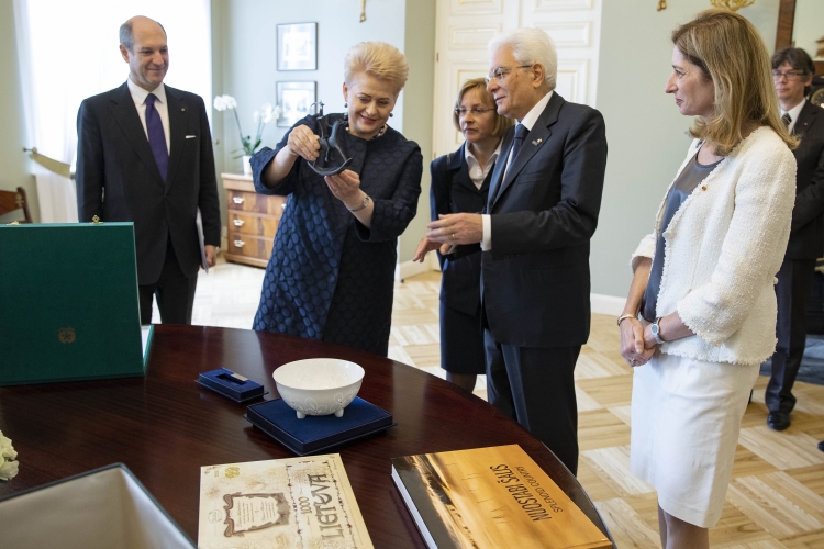 Il Presidente Sergio Mattarella con la Presidente della Repubblica di Lituania, Dalia Grybauskaitė durante lo scambio dei doni al Palazzo Presidenziale