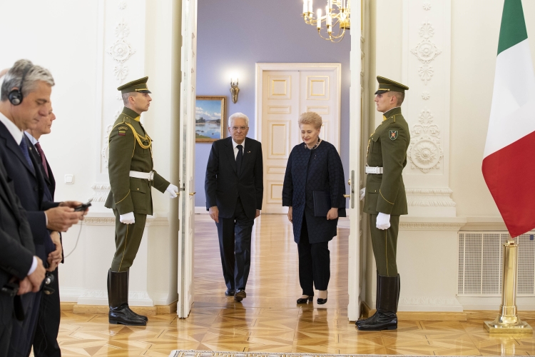 Il Presidente Sergio Mattarella con la Presidente della Repubblica di Lituania Dalia Grybauskaitė in occasione delle dichiarazioni alla stampa 