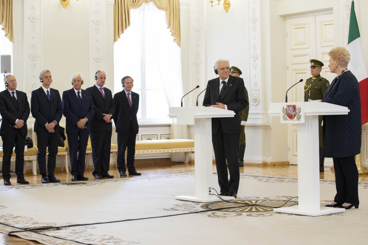 Il Presidente Sergio Mattarella con la Presidente della Repubblica di Lituania Dalia Grybauskaitė nel corso delle dichiarazioni alla stampa 