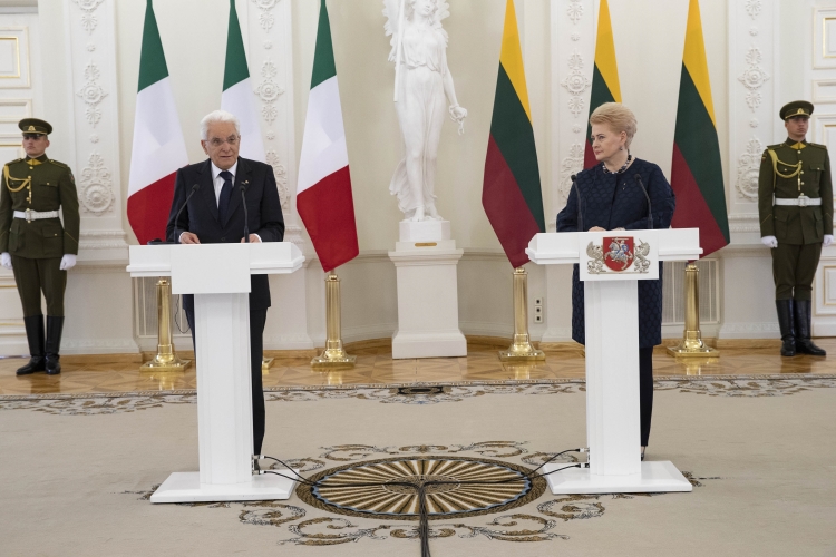 Il Presidente Sergio Mattarella con la Presidente della Repubblica di Lituania Dalia Grybauskaitė nel corso delle dichiarazioni alla stampa 
