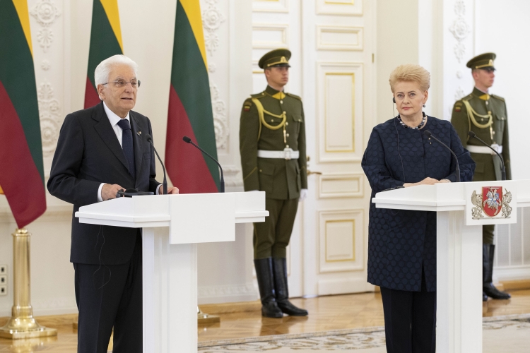 Il Presidente Sergio Mattarella con la Presidente della Repubblica di Lituania Dalia Grybauskaitė nel corso delle dichiarazioni alla stampa 