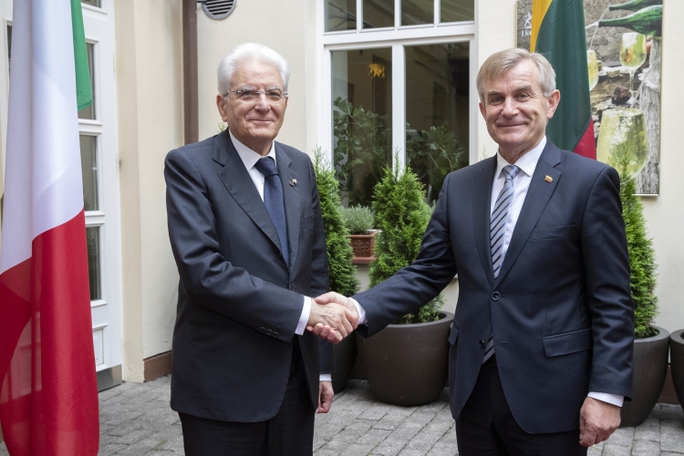 Il Presidente Sergio Mattarella con il Presidente del Parlamento lituano, Viktoras Pranckietis 