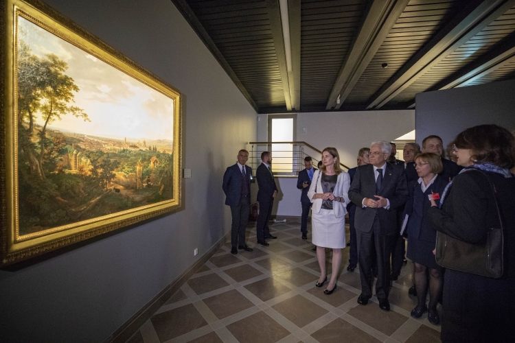 Il Presidente Sergio Mattarella e la Signora Laura, con la Presidente della Repubblica di Lituania, Dalia Grybauskaitė in occasione della visita alla mostra “Firenze tra Rinascimento e Barocco”, allestita al Palazzo dei Granduchi