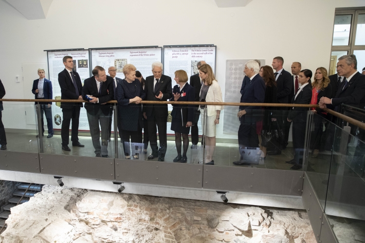 Il Presidente Sergio Mattarella e la Signora Laura, con la Presidente della Repubblica di Lituania, Dalia Grybauskaitė in occasione della visita alla mostra “Firenze tra Rinascimento e Barocco”, allestita al Palazzo dei Granduchi