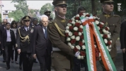 Il Presidente Mattarella depone una corona di fiori al Cimitero Antakalnis