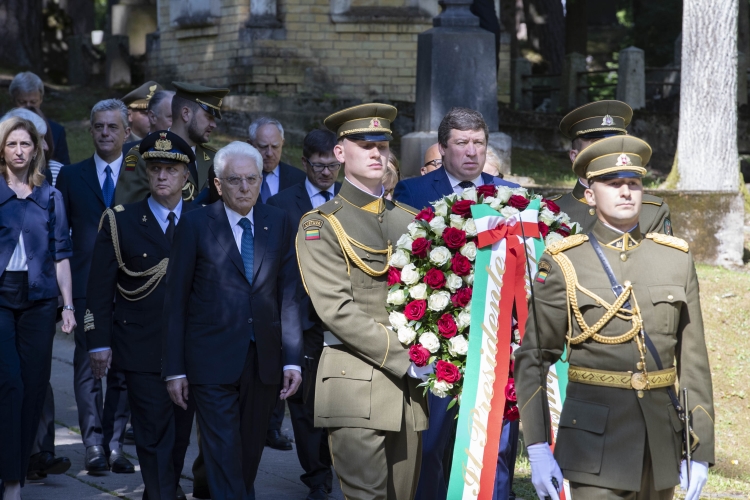 Il Presidente Sergio Mattarella depone una corona al Cimitero Antakalnis 