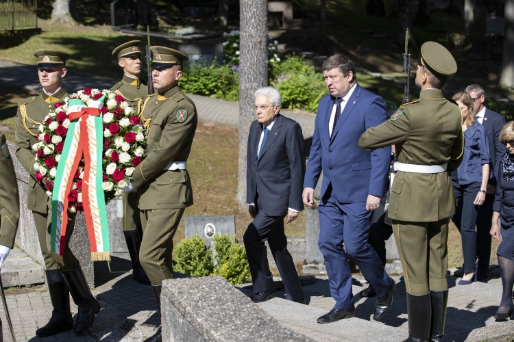 Il Presidente Sergio Mattarella depone una corona al Cimitero Antakalnis 