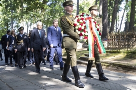 Il Presidente Sergio Mattarella depone una corona al Cimitero Antakalnis 