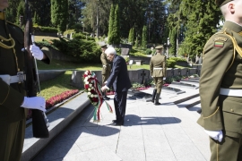 Il Presidente Sergio Mattarella depone una corona al Cimitero Antakalnis 