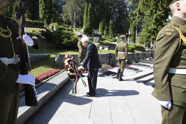 Il Presidente Sergio Mattarella depone una corona al Cimitero Antakalnis 