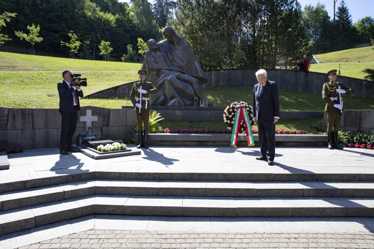 Il Presidente Sergio Mattarella depone una corona al Cimitero Antakalnis 