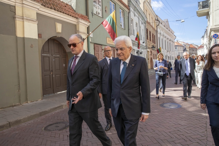 Il Presidente Sergio Mattarella durante la visita al centro storico di Vilnius  
