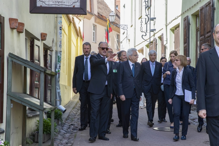 Il Presidente Sergio Mattarella durante la visita al centro storico di Vilnius  
