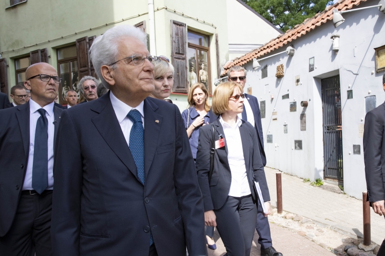 Il Presidente Sergio Mattarella durante la visita al centro storico di Vilnius  
