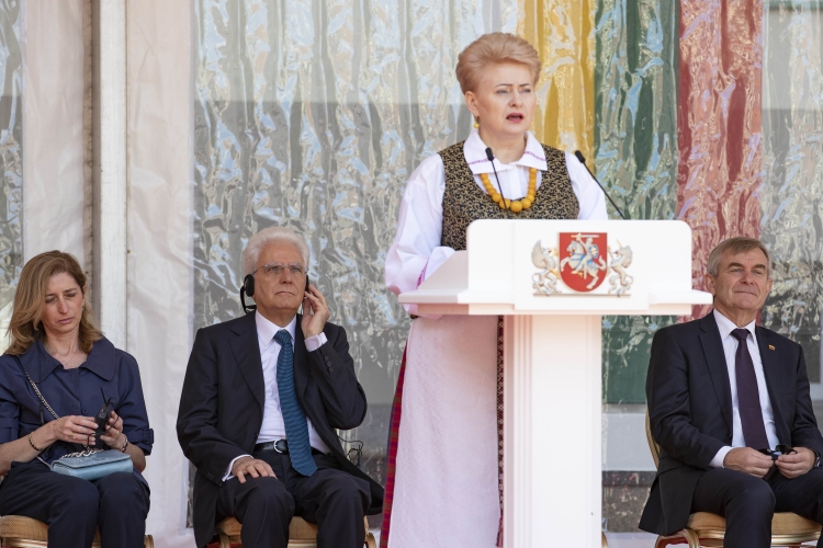 Il Presidente della Repubblica Sergio Mattarella con la Presidente della Repubblica di Lituania, Dalia Grybauskaitė in occasione della cerimonia per il centenario di indipendenza della Lituania