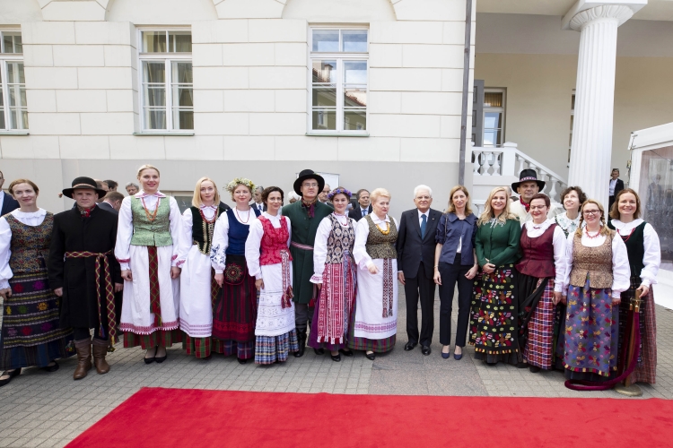 Il Presidente della Repubblica Sergio Mattarella e la Signora Laura con la Presidente della Repubblica di Lituania, Dalia Grybauskaitė in occasione della cerimonia per il centenario di indipendenza della Lituania