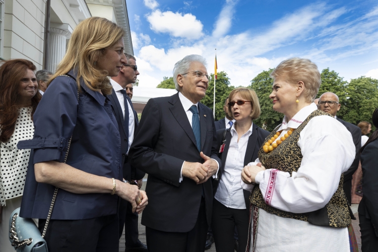 Il Presidente della Repubblica Sergio Mattarella saluta la Presidente della Repubblica di Lituania, Dalia Grybauskaitė al termine della cerimonia per il centenario di indipendenza della Lituania