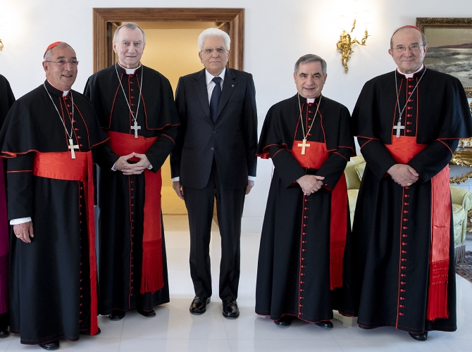 Il Presidente Sergio Mattarella con a fianco S.Em. Rev.ma il Cardinale Pietro Parolin, Segretario di Stato di Sua Santità, in occasione dell'incontro con i Cardinali italiani di nuova nomina, da sinistra S.Em. Rev.ma il Cardinale Angelo De Donatis, S.Em. Rev.ma il Cardinale Pietro Parolin, S.Em. Rev.ma il Cardinale Giovanni Angelo Becciu e S.Em. Rev.ma il Cardinale Giuseppe Petrocchi