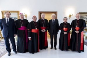 Il Presidente Sergio Mattarella con a fianco S.Em. Rev.ma il Cardinale Pietro Parolin, Segretario di Stato di Sua Santità, in occasione dell'incontro con i Cardinali italiani di nuova nomina, da sinistra l'Ambasciatore d'Italia presso la Santa Sede Pietro Sebastiani, S.E. Rev.ma Mons. Emil Paul Tscherrig, S.Em. Rev.ma il Cardinale Angelo De Donatis, S.Em. Rev.ma il Cardinale Pietro Parolin, S.Em. Rev.ma il Cardinale Giovanni Angelo Becciu e S.Em. Rev.ma il Cardinale Giuseppe Petrocchi