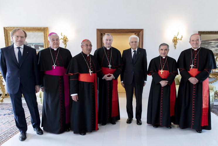 Il Presidente Sergio Mattarella con a fianco S.Em. Rev.ma il Cardinale Pietro Parolin, Segretario di Stato di Sua Santità, in occasione dell'incontro con i Cardinali italiani di nuova nomina, da sinistra l'Ambasciatore d'Italia presso la Santa Sede Pietro Sebastiani, S.E. Rev.ma Mons. Emil Paul Tscherrig, S.Em. Rev.ma il Cardinale Angelo De Donatis, S.Em. Rev.ma il Cardinale Pietro Parolin, S.Em. Rev.ma il Cardinale Giovanni Angelo Becciu e S.Em. Rev.ma il Cardinale Giuseppe Petrocchi